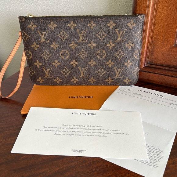 🌹Authentic Louis Vuitton Wristlet - Picture 1 of 15